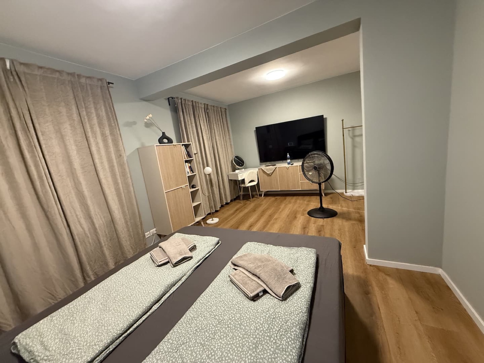 Zweites Zimmer mit 75-Zoll-TV